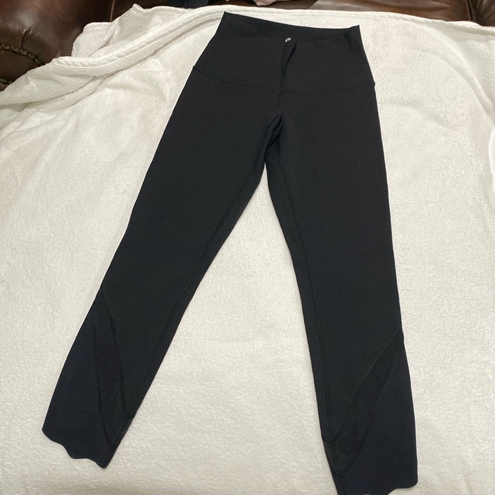 Wunder Under 23” Scallop Edge Leggings